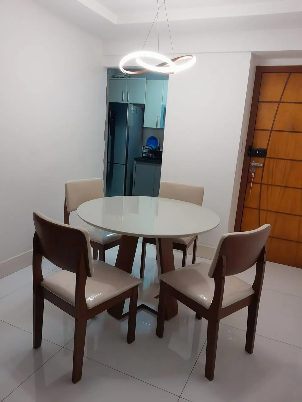 Mesa de jantar redonda com cadeiras